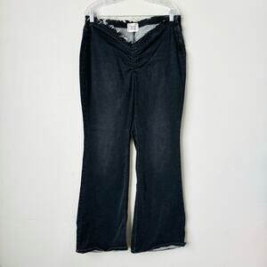 BDG Urban Outfitters Ruched Dipped Flare Jean
Women's 34 (18)
